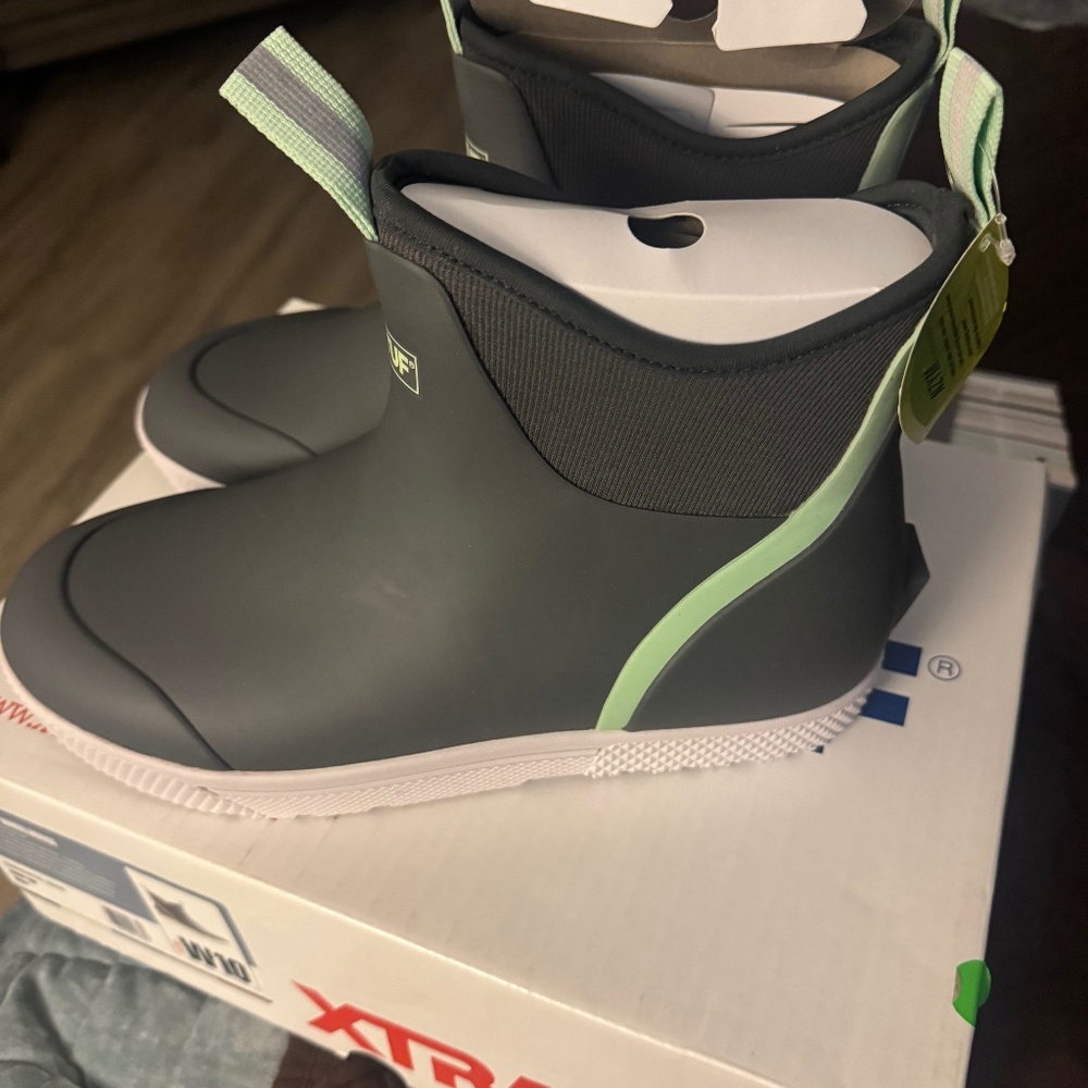 XtraTuf Women’s size 10